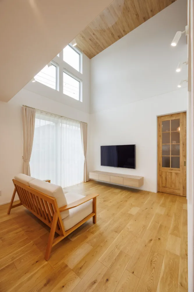 【約20帖のLDK×勾配天井の解放感】